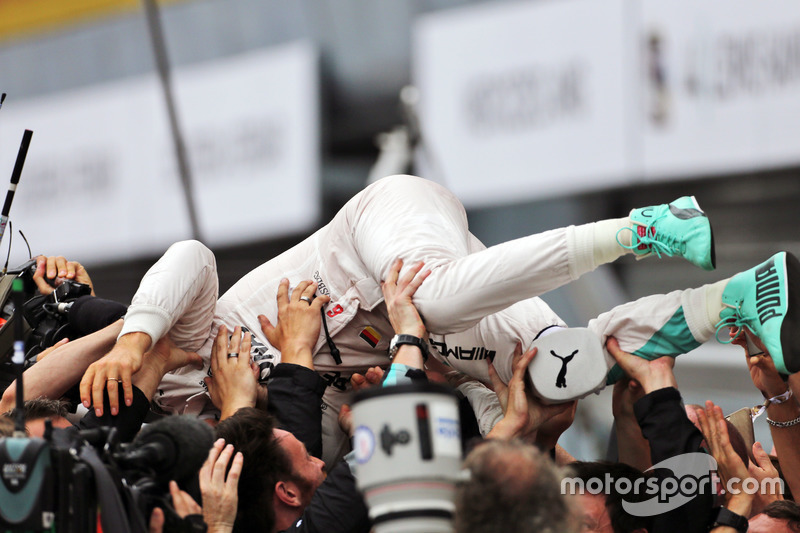 Ganador de la carrera Nico Rosberg, Mercedes AMG F1 celebra con el equipo en parc ferme