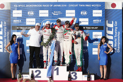 Podium: vainqueur Yvan Muller, Citroën World Touring Car Team, deuxième place José María López, Citroën World Touring Car Team, troisième place Tiago Monteiro, Honda Racing Team JAS, vainqueur indépendant Mehdi Bennani, Sébastien Loeb Racing