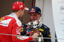 Il vincitore Max Verstappen, Red Bull Racing sul podio con Sebastian Vettel, Ferrari