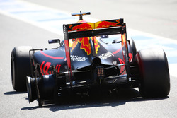 Daniel Ricciardo, Red Bull Racing RB12 suffers a tyre blow out