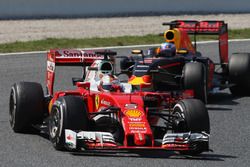 Sebastian Vettel, Ferrari SF16-H ve Daniel Ricciardo, Red Bull Racing RB12