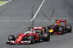 Sebastian Vettel, Scuderia Ferrari und Daniel Ricciardo, Red Bull Racing