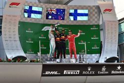 Racewinnaar Daniel Ricciardo, Red Bull Racing, tweede plaats Valtteri Bottas, Mercedes-AMG F1, derde