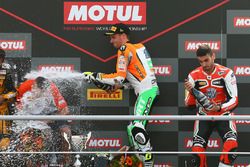 Sur le podium : le vainqueur Jules Cluzel, NRT, le troisième, Raffaele De Rosa, MV Agusta Reparto Corse by Vamag