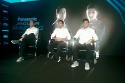 James Barclay, Direttore Tecnico, Jaguar Racing, Mitch Evans, Jaguar Racing e Nelson Piquet Jr., Jaguar Racing, sul palco