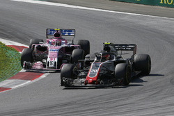 Esteban Ocon, Force India VJM11 et Kevin Magnussen, Haas F1 Team VF-18 en lutte