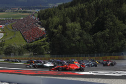 Lewis Hamilton, Mercedes-AMG F1 W09 and Kimi Raikkonen, Ferrari SF71H battle at the start of the race