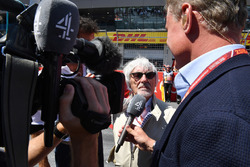 Bernie Ecclestone, talks with David Coulthard, Channel 4 F1 on the grid