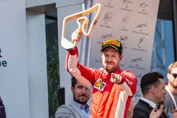 Sebastian Vettel, Ferrari fête son résultat avec son trophée sur le podium