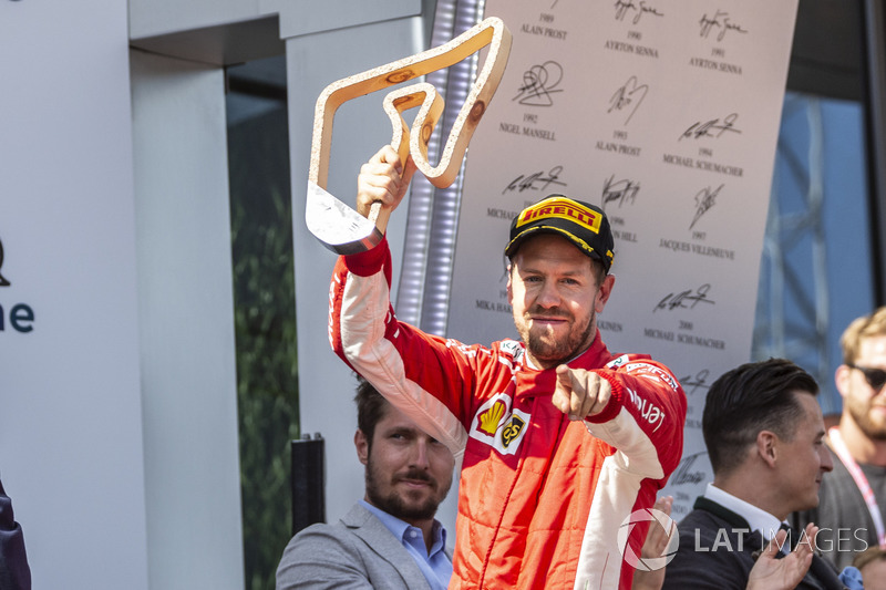 Sebastian Vettel, Ferrari fête son résultat avec son trophée sur le podium