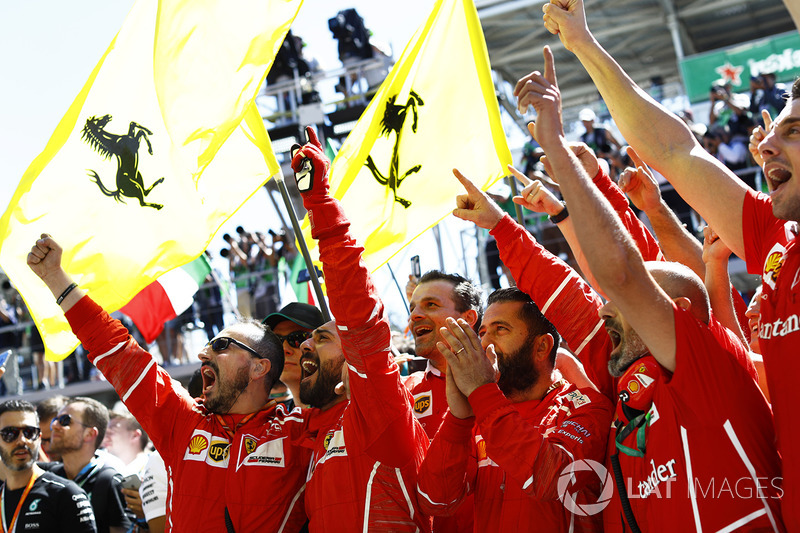 Equipo Ferrari celebra en el podio