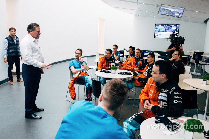 Zak Brown, director ejecutivo de McLaren Technology Group con participantes del McLaren World's Fastest Gamer