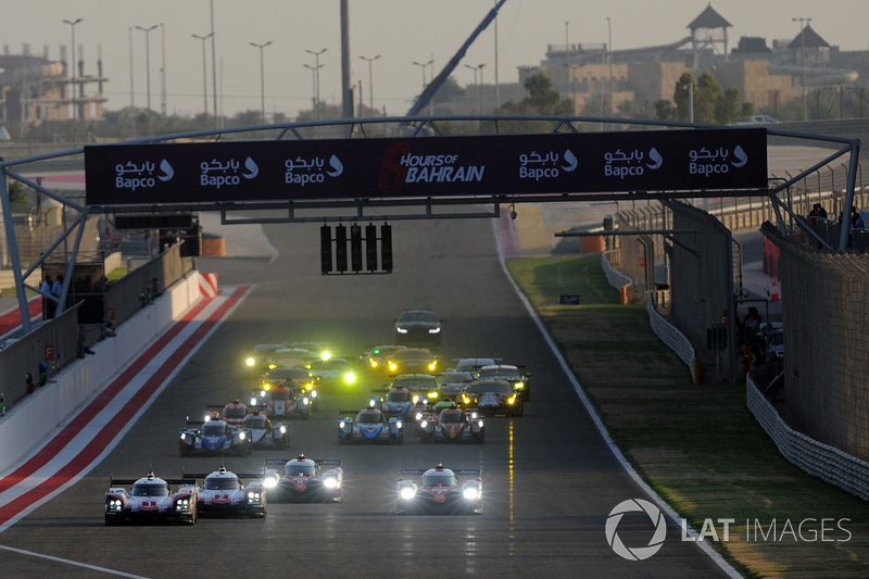 Départ de la course : #1 Porsche Team Porsche 919 Hybrid: Neel Jani, Andre Lotterer, Nick Tandy devant la #7 Toyota Gazoo Racing Toyota TS050-Hybrid: Mike Conway, Kamui Kobayashi, Jose Maria Lopez