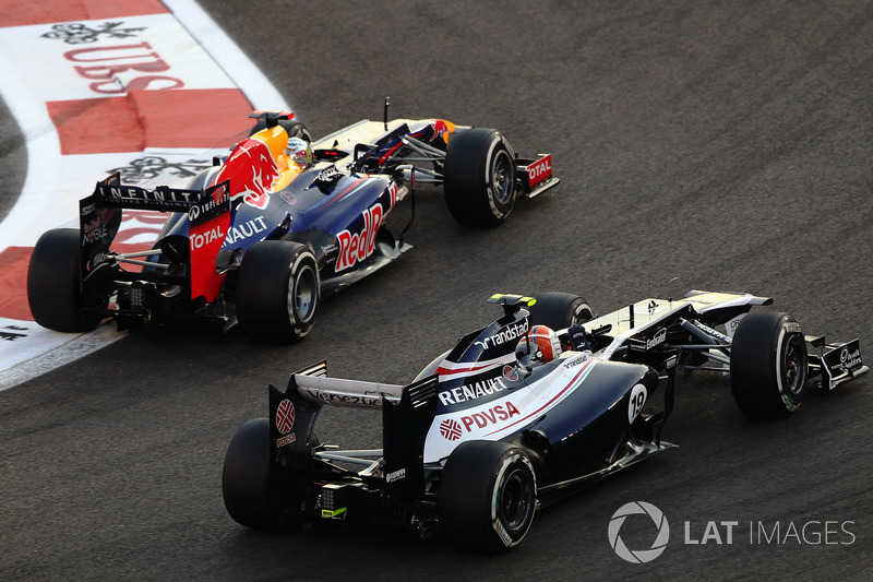 Sebastian Vettel, Red Bull Racing RB8 passeert Bruno Senna, Williams FW34