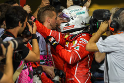 Sebastian Vettel, Ferrari kutlama yapıyor