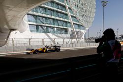 Fotografen bekijken Carlos Sainz Jr., Renault Sport F1 Team RS17