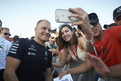 Valtteri Bottas, Mercedes AMG F1, meet a fan