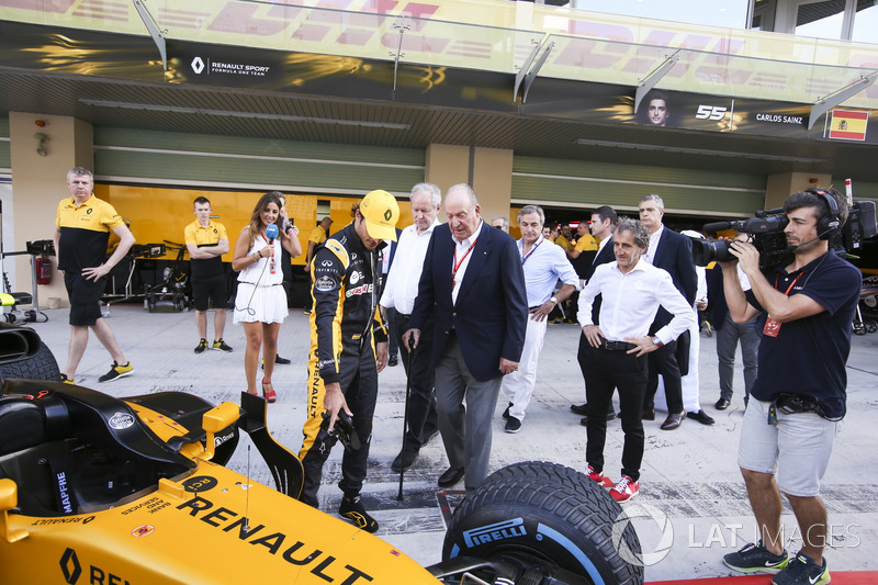 Alain Prost con Juan Carlos, ex Re di Spagna vicino al garage del Renault Sport F1 Team