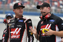 Clint Bowyer, Stewart-Haas Racing Ford and Mike Bugarewicz