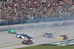 Crash: Jamie McMurray, Chip Ganassi Racing Chevrolet, Erik Jones, Furniture Row Racing Toyota, Jeffr