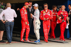 Pole: Valtteri Bottas, Mercedes AMG F1, parc ferme ve Matteo Bonciani, FIA Medya Delegesi, Sebastian Vettel, Ferrari ve Kimi Raikkonen, Ferrari