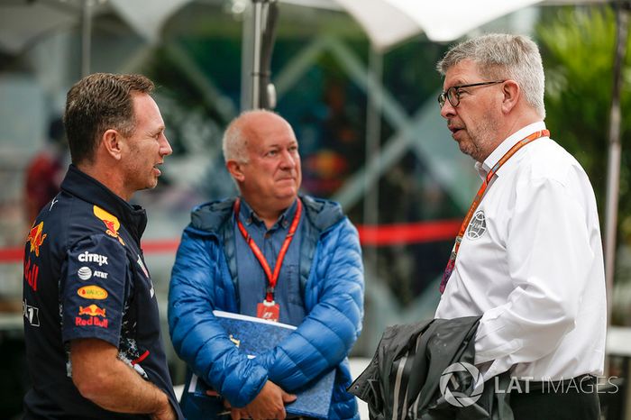 Christian Horner, jefe de equipo de carreras de Red Bull con Dieter Rencken, periodista y Ross Brawn, Director Formula One Motorsports