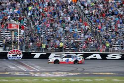 Kevin Harvick, Stewart-Haas Racing Ford takes the checkered flag