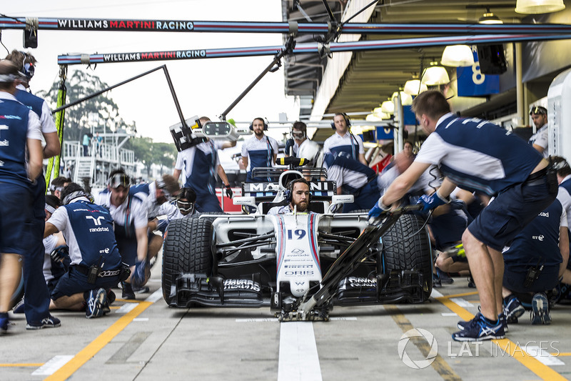 Williams mekanikerleri ile pit stop antrenmanı