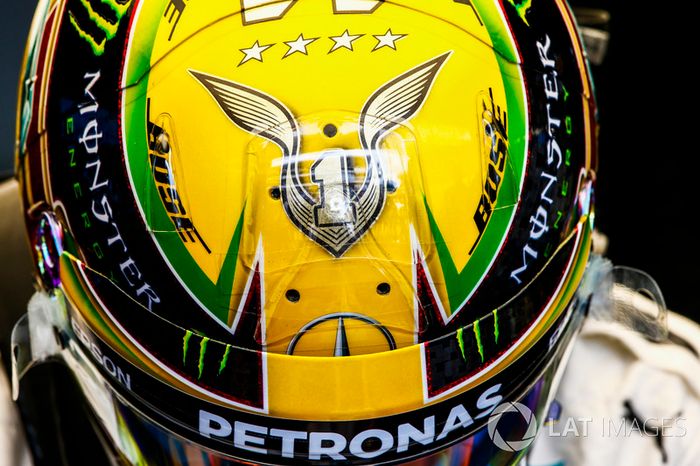 El casco de Lewis Hamilton Mercedes AMG F1, con su cuarto título de Campeonato Mundial pilotos