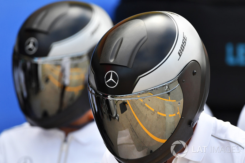 Mercedes AMG F1 mecánico con reflejo en el casco