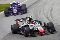 Kevin Magnussen, Haas F1 Team VF-18, leads Pierre Gasly, Toro Rosso STR13