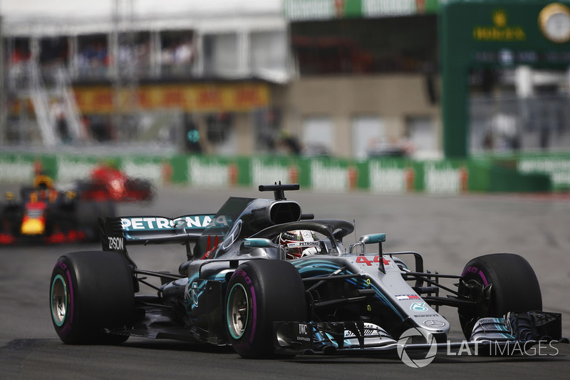 Lewis Hamilton, Mercedes AMG F1 W09, devant Daniel Ricciardo, Red Bull Racing RB14 et Kimi Raikkonen, Ferrari SF71H