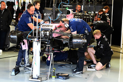 Meccanici al lavoro sulla Sahara Force India VJM10 nel garage