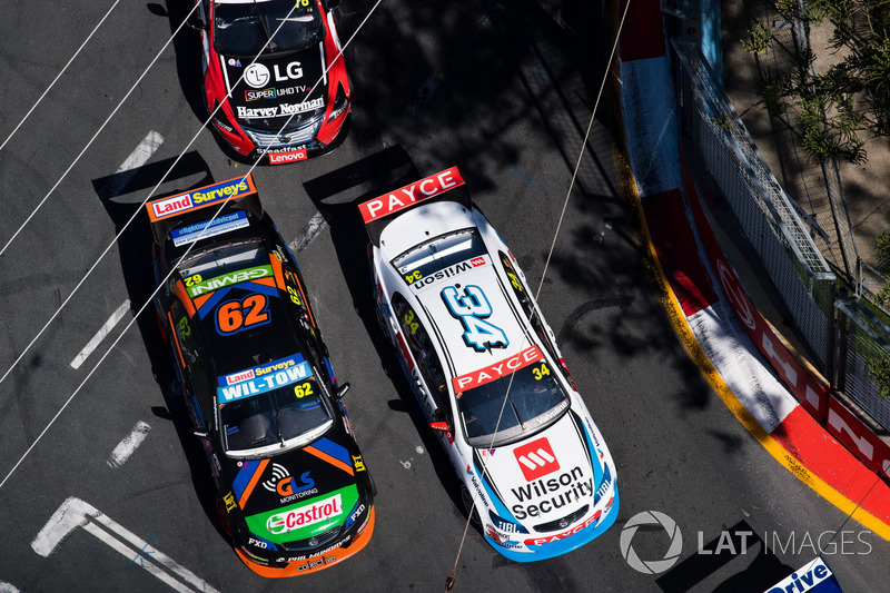Джеймс Моффат, Garry Rogers Motorsport, и Алекс Рулло, Lucas Dumbrell Motorsport Holden