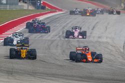 Carlos Sainz Jr., Renault Sport F1 Team RS17 et Fernando Alonso, McLaren MCL32 en lutte