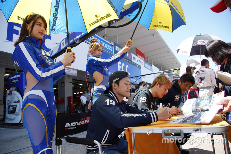 #19 Team WedsSport Bandoh Lexus LC500: Kenta Yamashita, Yuji Kunimoto with grid girls
