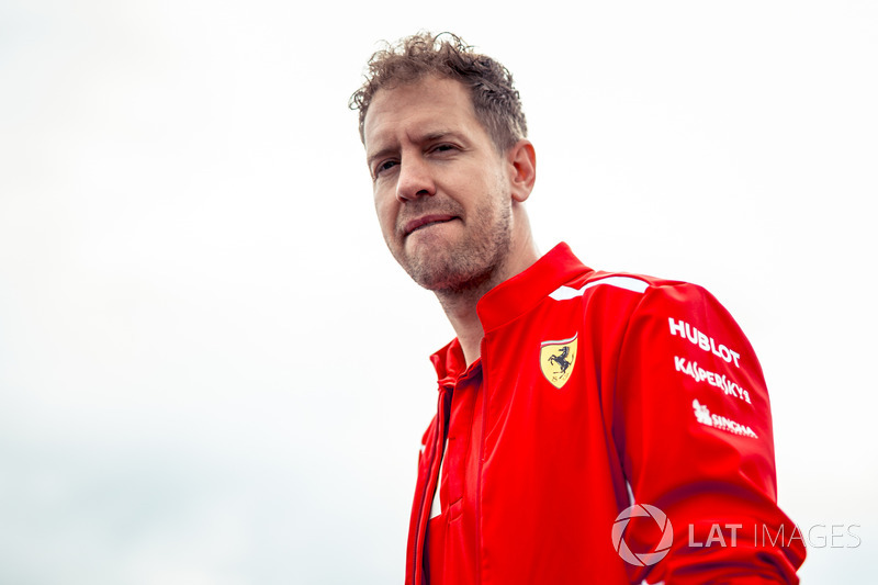 Sebastian Vettel, Ferrari, cammina lungo il circuito
