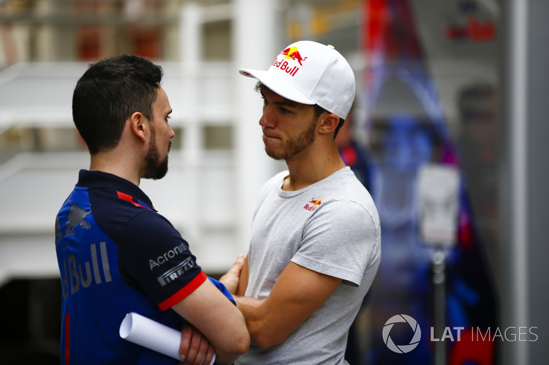 Pierre Gasly, Toro Rosso, parla con un collega