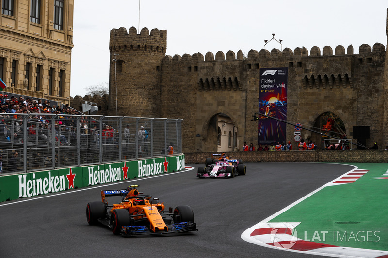Stoffel Vandoorne, McLaren MCL33 Renault, Sergio Perez, Force India VJM11 Mercedes