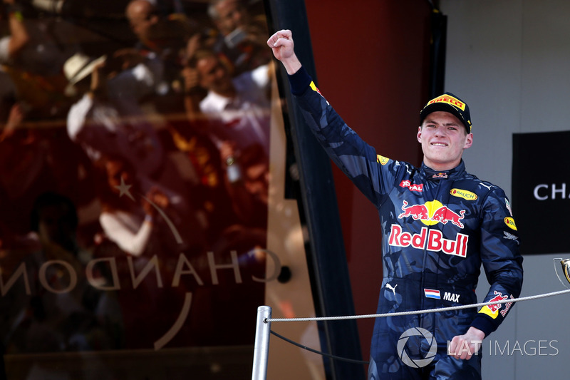 Max Verstappen, Red Bull Racing, 1° classificato, festeggia sul podio