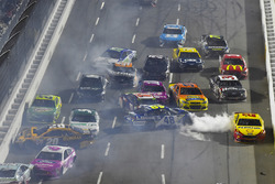 Matt Kenseth, Joe Gibbs Racing Toyota and Jimmie Johnson, Hendrick Motorsports Chevrolet wreck