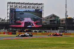 Felipe Massa, Williams FW40 et Sebastian Vettel, Ferrari SF70H