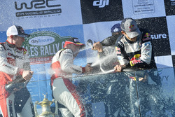 Champagne sur le podium pour Sébastien Ogier, Julien Ingrassia, Ford Fiesta WRC, M-Sport, Elfyn Evans, Daniel Barritt, Ford Fiesta WRC, M-Sport