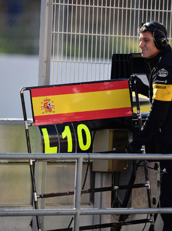Pit boards for Carlos Sainz Jr., Renault Sport F1 Team