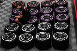 Механик Red Bull Racing с шинами Pirelli