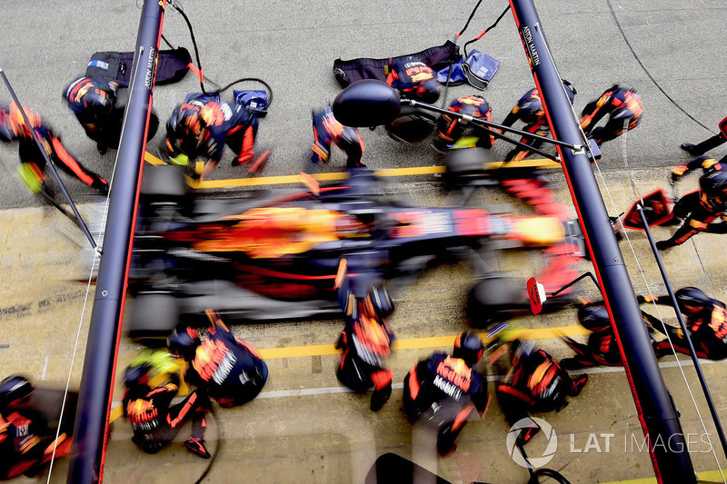 Max Verstappen, Red Bull Racing RB14 pit stop