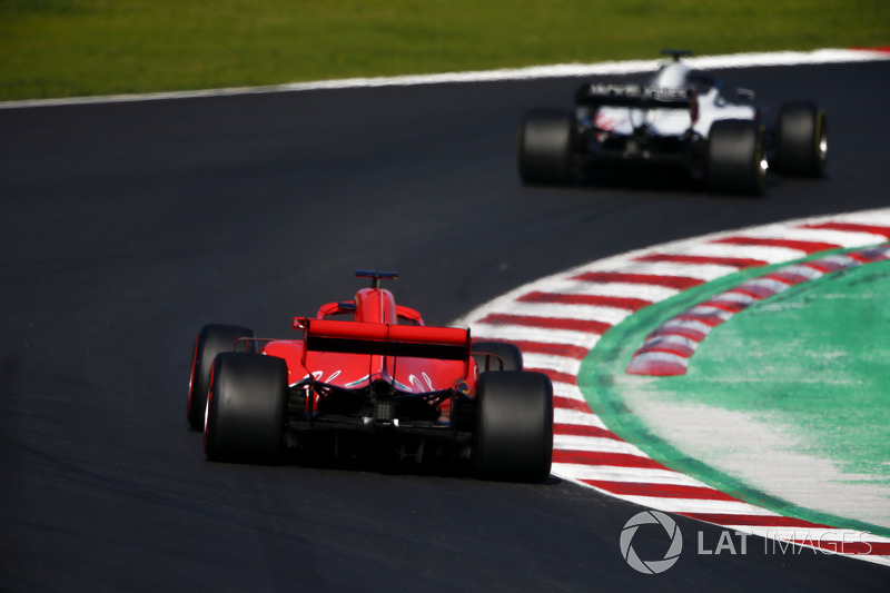 Romain Grosjean, Haas F1 Team VF-18, devant Kimi Raikkonen, Ferrari SF71H