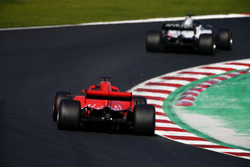 Ромен Грожан, Haas F1 Team VF-18, и Кими Райкконен, Ferrari SF71H