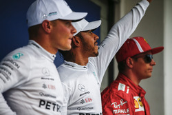 Valtteri Bottas, Mercedes AMG F1, Lewis Hamilton, Mercedes AMG F1 e Kimi Raikkonen, Ferrari, nel parco chiuso