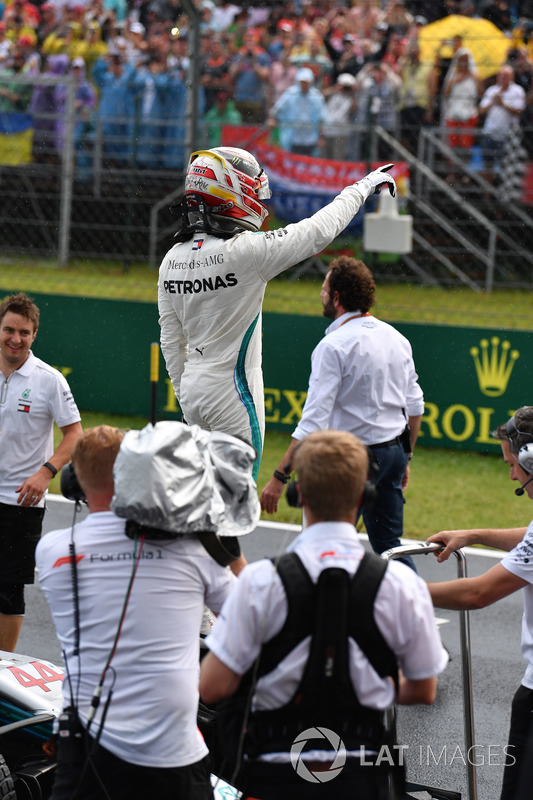 Lewis Hamilton, Mercedes-AMG F1 W09 celebrates in parc ferme